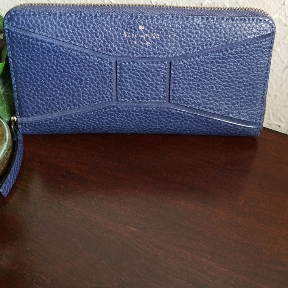 Kate Spade zippered wallet